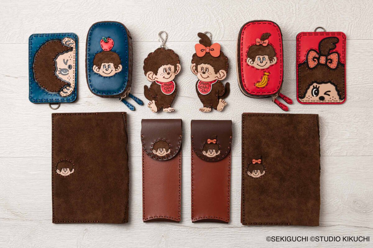 きくちゆうき氏の描くモンチッチの4コマ漫画『もっと！モンチッチ』× OJAGA DESIGN コラボレーションレザーアイテムの登場です